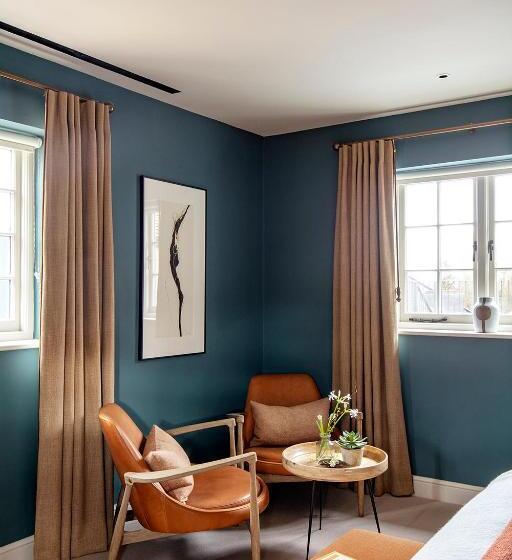 ホテル The Falcon