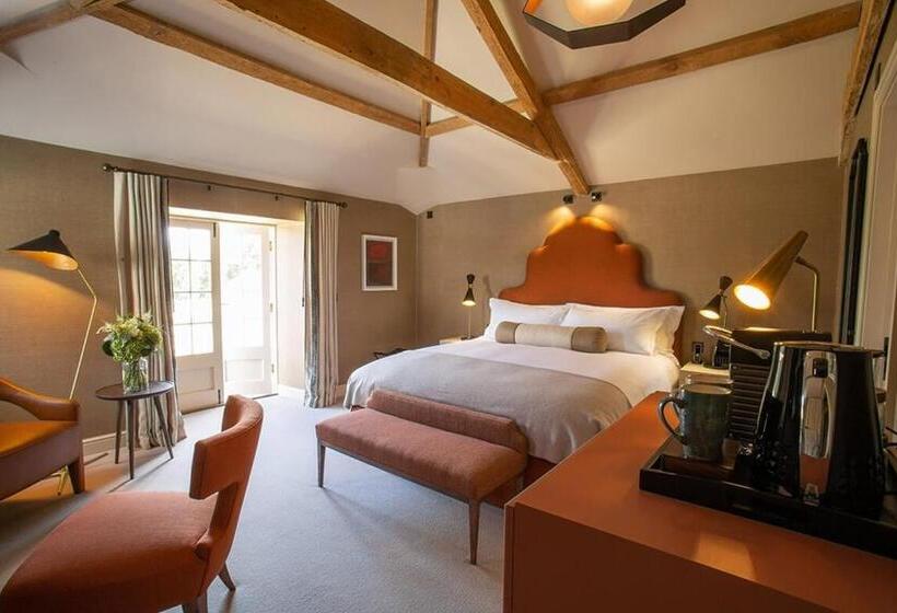 ホテル The Falcon