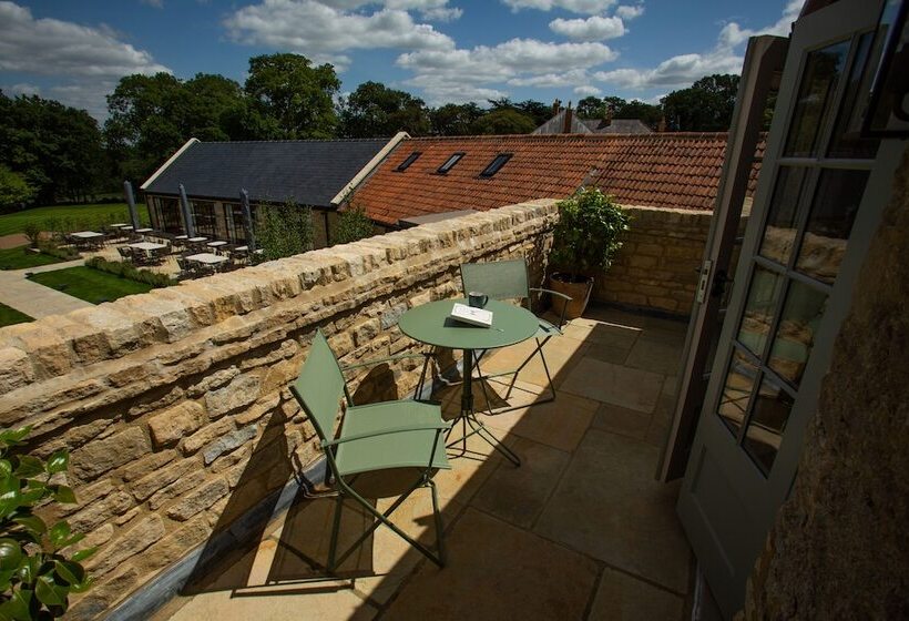 ホテル The Falcon