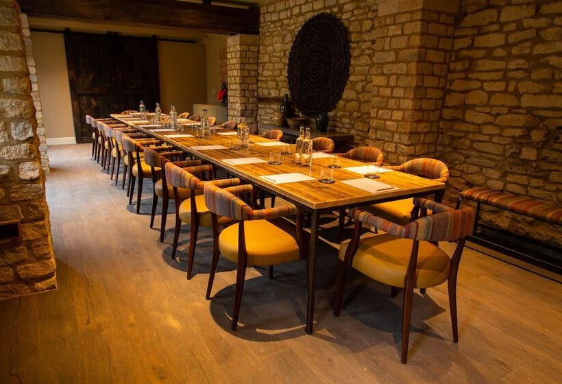 ホテル The Falcon