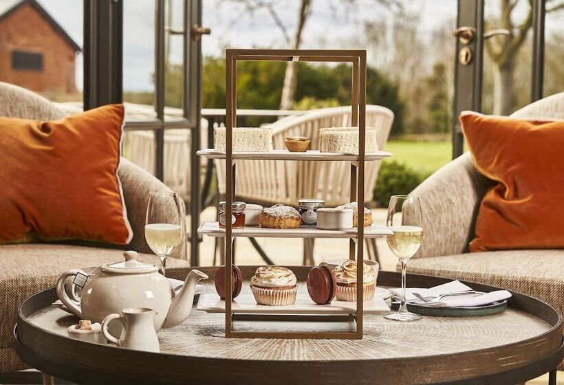 ホテル The Falcon