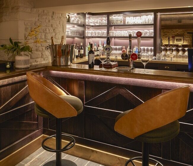 ホテル The Falcon