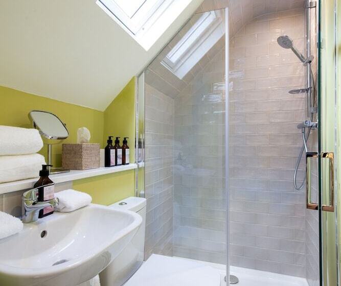 ホテル The Falcon