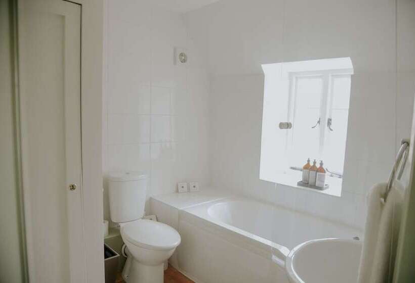 ホテル The Falcon