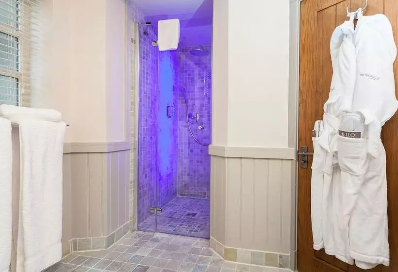 The Farmhouse Hotel And Restaurant