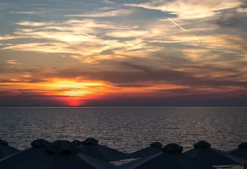 酒店 Acharavi Beach