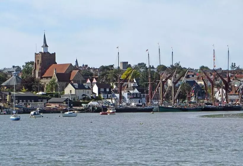 בית מלון כפרי Blue Boar