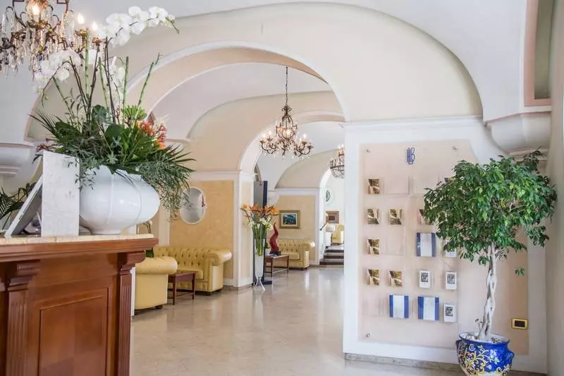 בית מלון כפרי Lloyd S Baia