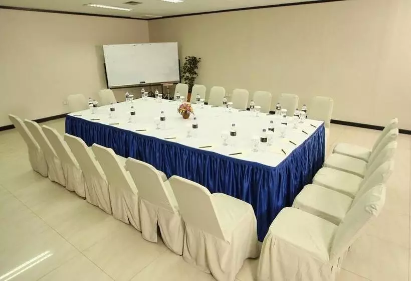 فندق Makassar Golden