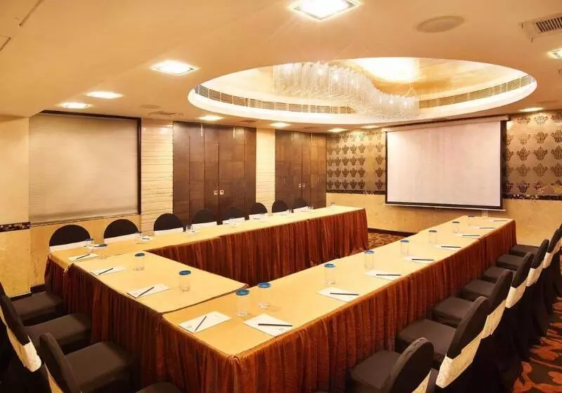 The Shalimar Hotel, Kemps Corner