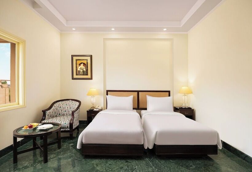 هتل V Sarovar Portico Mi Road Jaipur