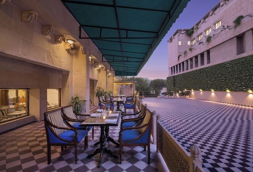 هتل V Sarovar Portico Mi Road Jaipur