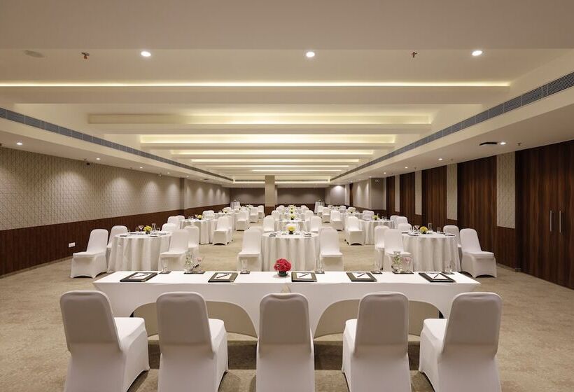 هتل V Sarovar Portico Mi Road Jaipur