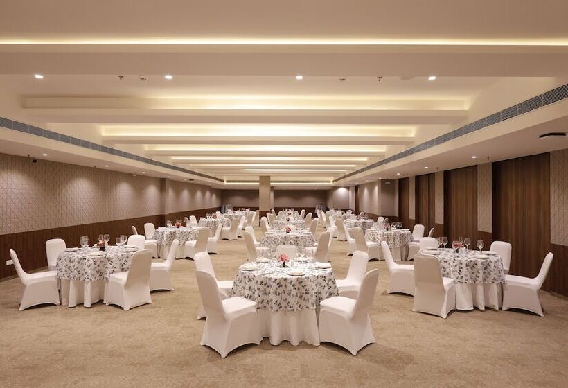 هتل V Sarovar Portico Mi Road Jaipur