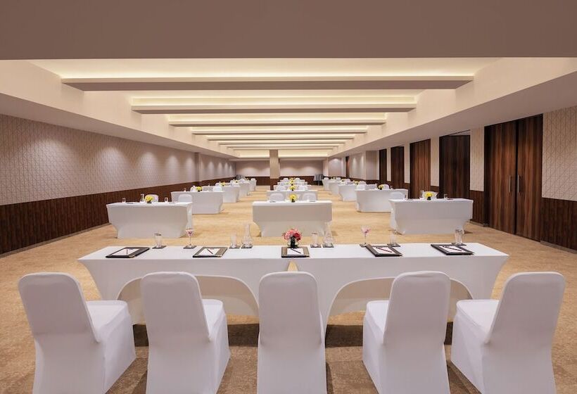 هتل V Sarovar Portico Mi Road Jaipur