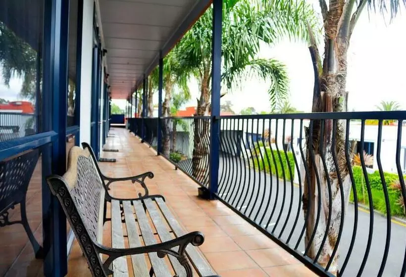 Отель Aaron Court Motor Inn