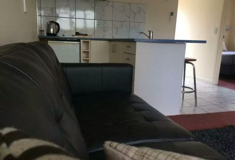 Отель Aaron Court Motor Inn