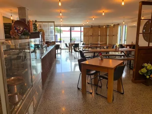 Отель Aaron Court Motor Inn