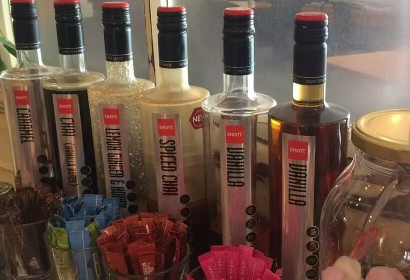 Отель Aaron Court Motor Inn