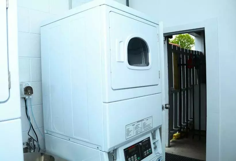 Отель Aaron Court Motor Inn