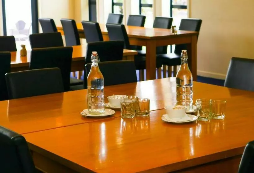 Отель Aaron Court Motor Inn