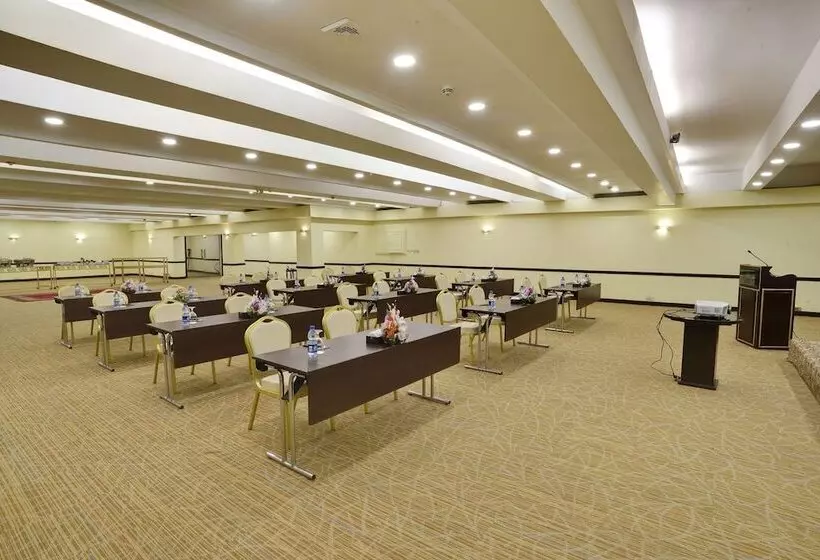 هتل Peshawar Serena