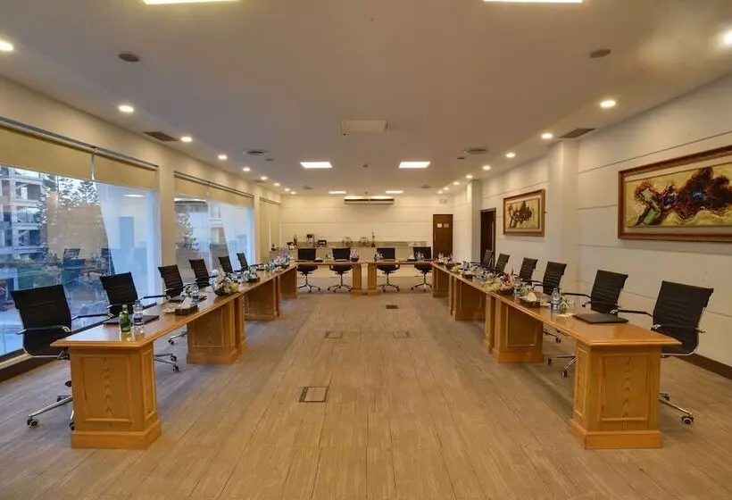 هتل Peshawar Serena