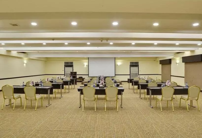 هتل Peshawar Serena