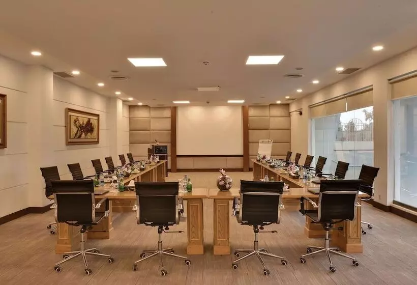 هتل Peshawar Serena