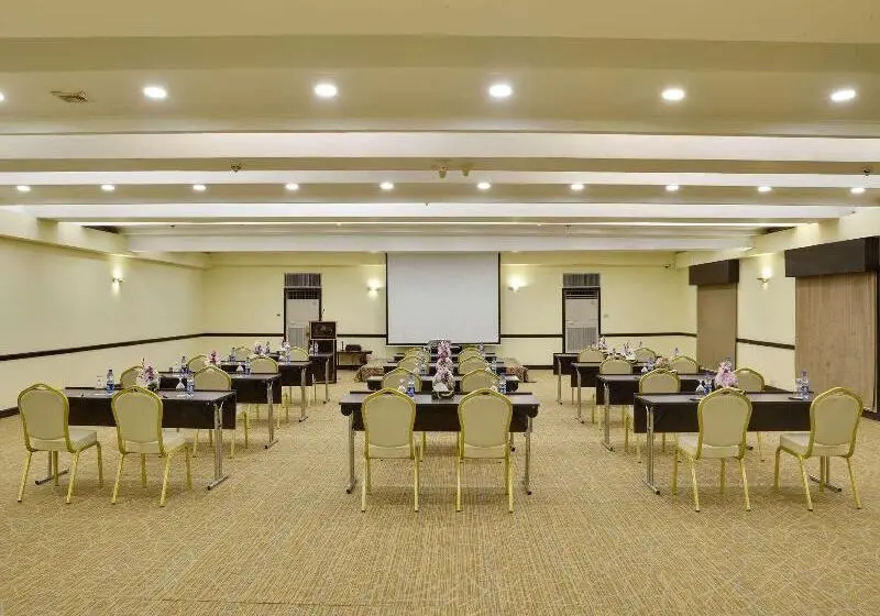 هتل Peshawar Serena