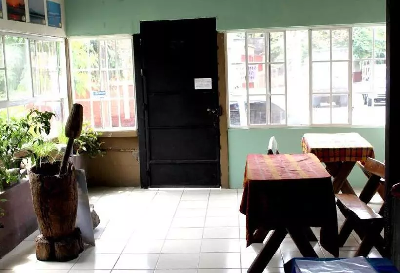 فندق Ximenas Guest House