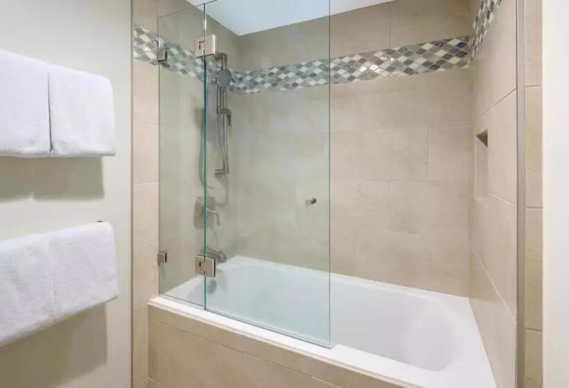 هتل Aston Waikiki Beach Tower