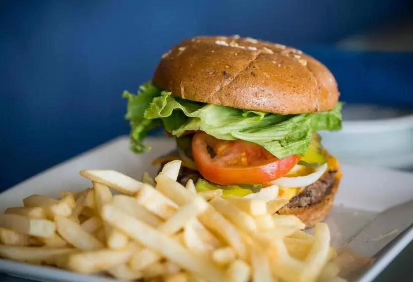 Bay Club Hotel And Marina