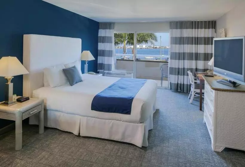 Bay Club Hotel And Marina