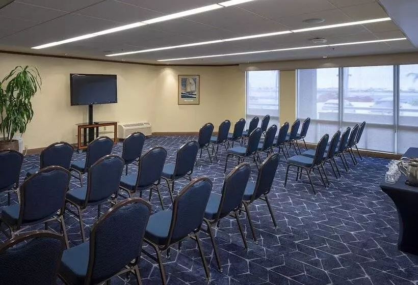 Bay Club Hotel And Marina