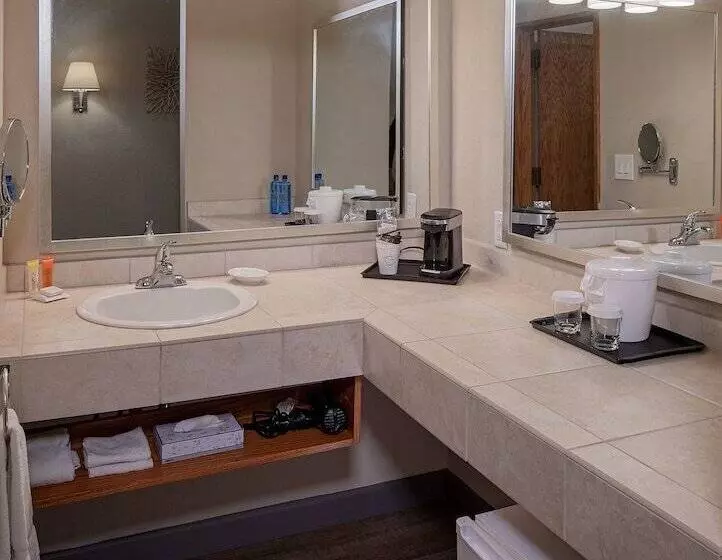 Bay Club Hotel And Marina