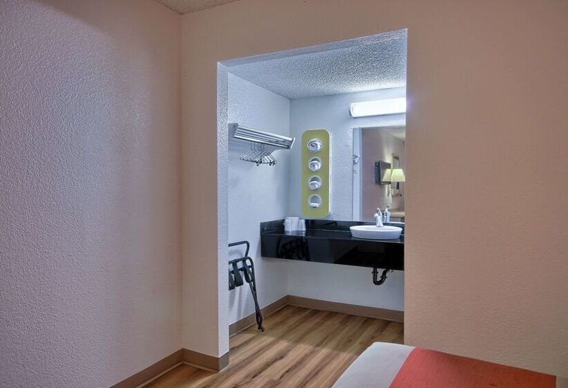 Motel 6fresno, Ca Blackstone South