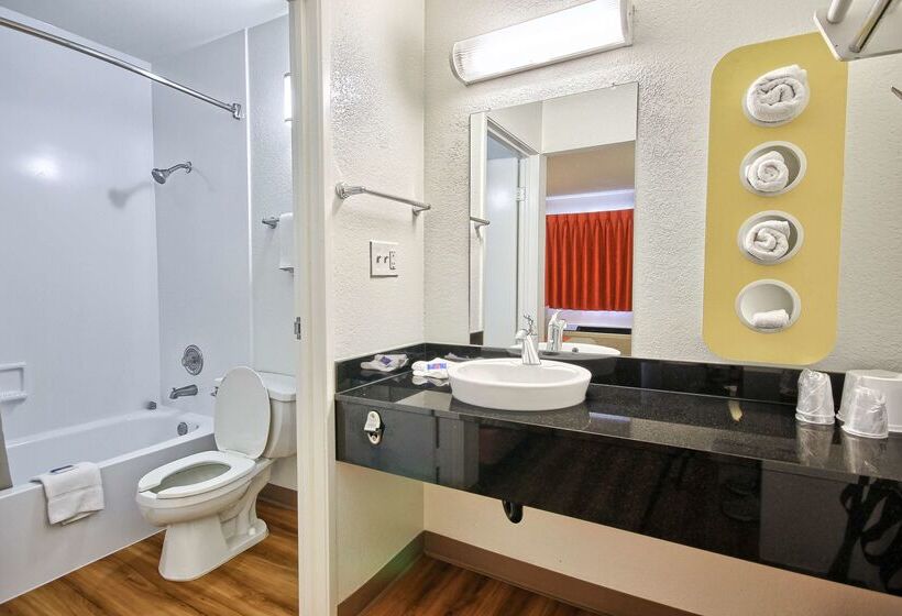 Motel 6fresno, Ca Blackstone South