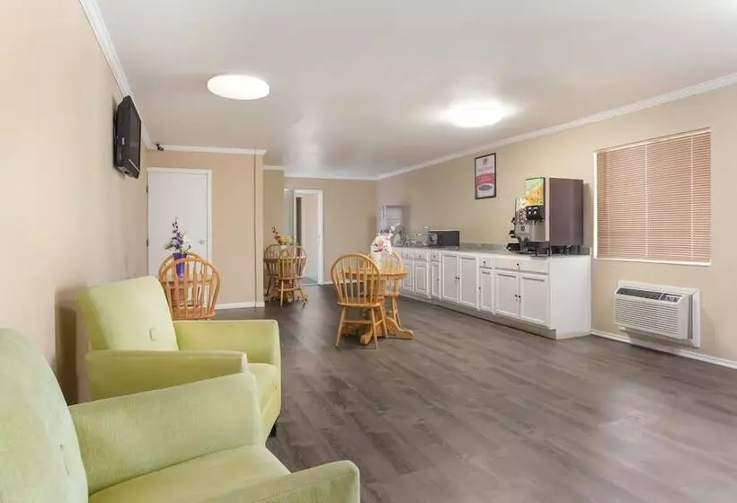 בית מלון כפרי Econo Lodge