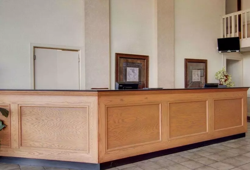 فندق Rodeway Inn Conference Center El Dorado