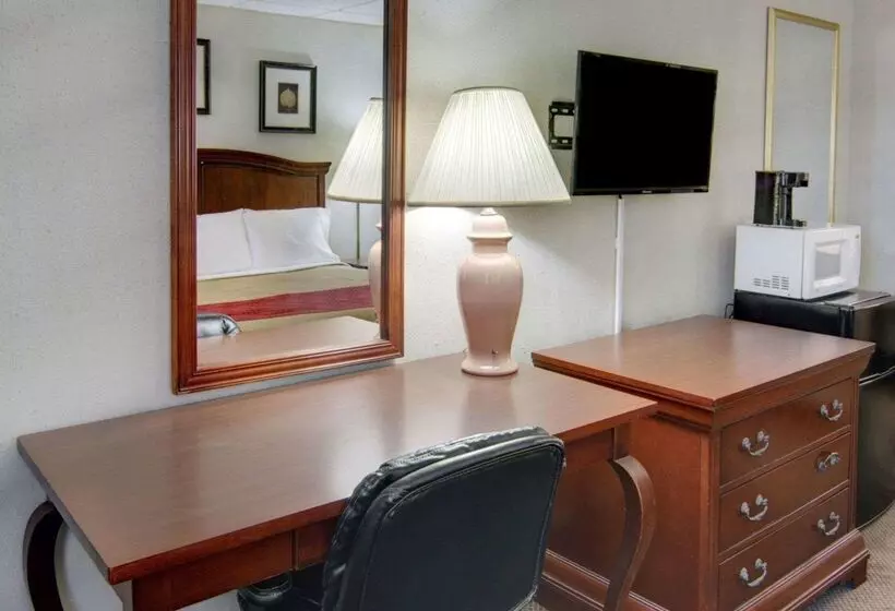 فندق Rodeway Inn Conference Center El Dorado