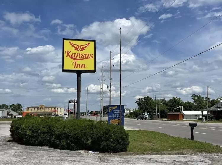 בית מלון כפרי Kansas Inn