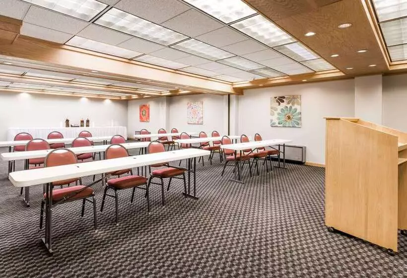 هتل Super 8 By Wyndham State College