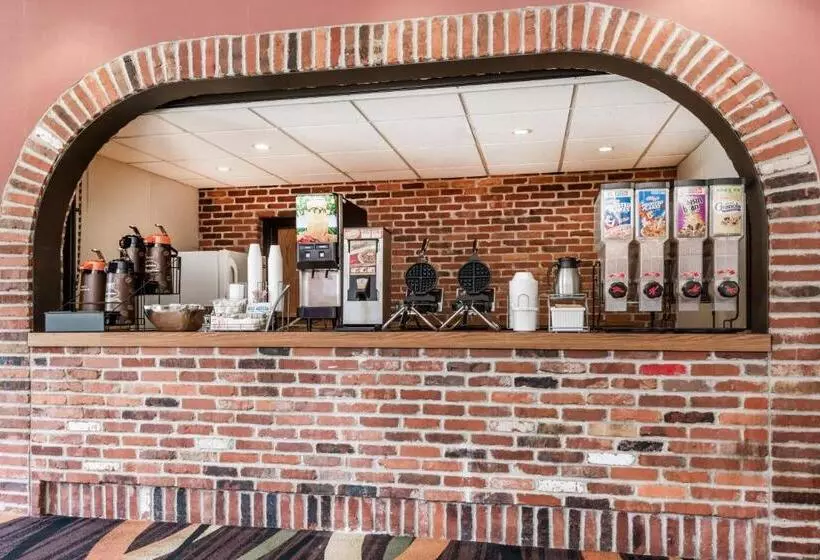 هتل Super 8 By Wyndham State College