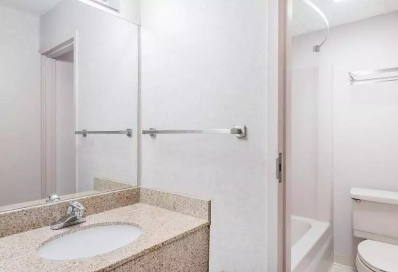 هتل Super 8 By Wyndham State College