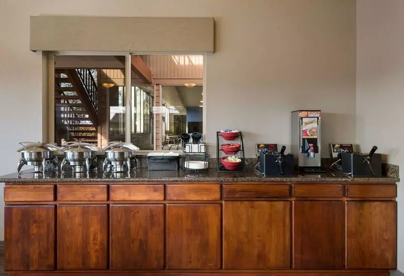 فندق على الطريق Best Western Holiday