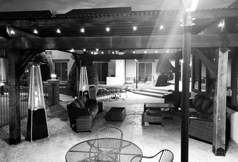 Club Hotel Nashville Inn & Suites