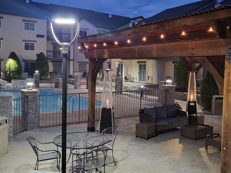 Club Hotel Nashville Inn & Suites