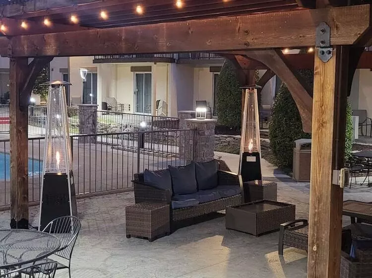 Club Hotel Nashville Inn & Suites