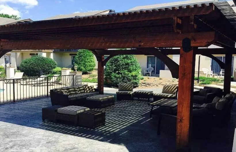 Club Hotel Nashville Inn & Suites